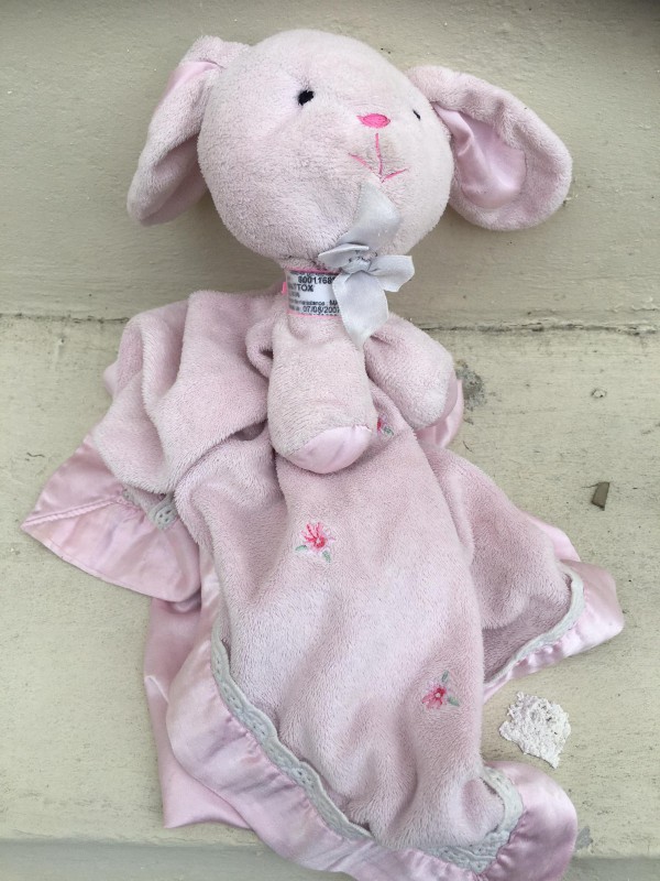 DOUDOU ROSE AVEC COLLIER OLIVIA MATTOX