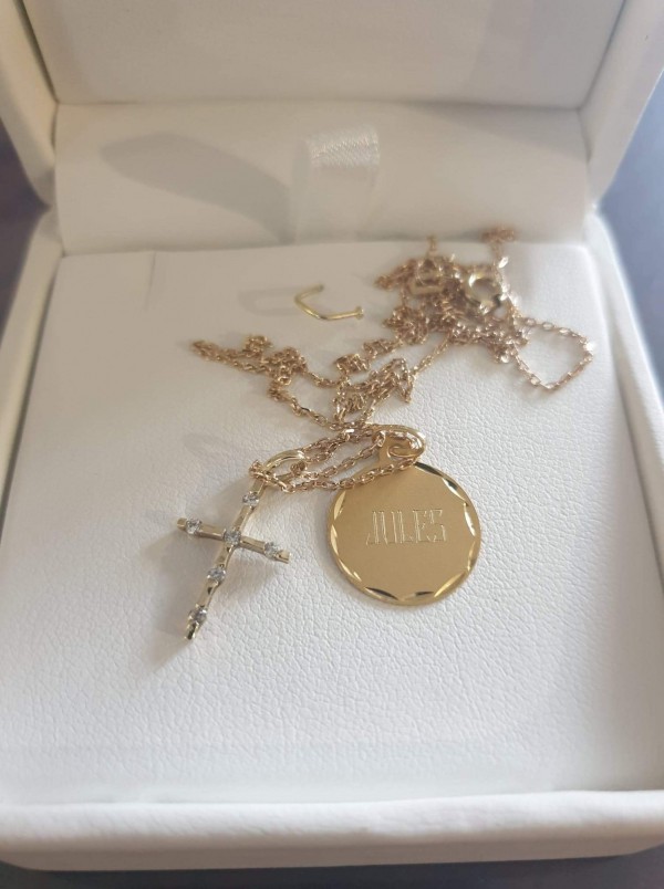 Pendentif avec croix et médaillon gravé (Jules et date en chiffres romains)