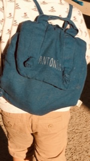 Sac enfant bleu avec écrit dessus Antonin