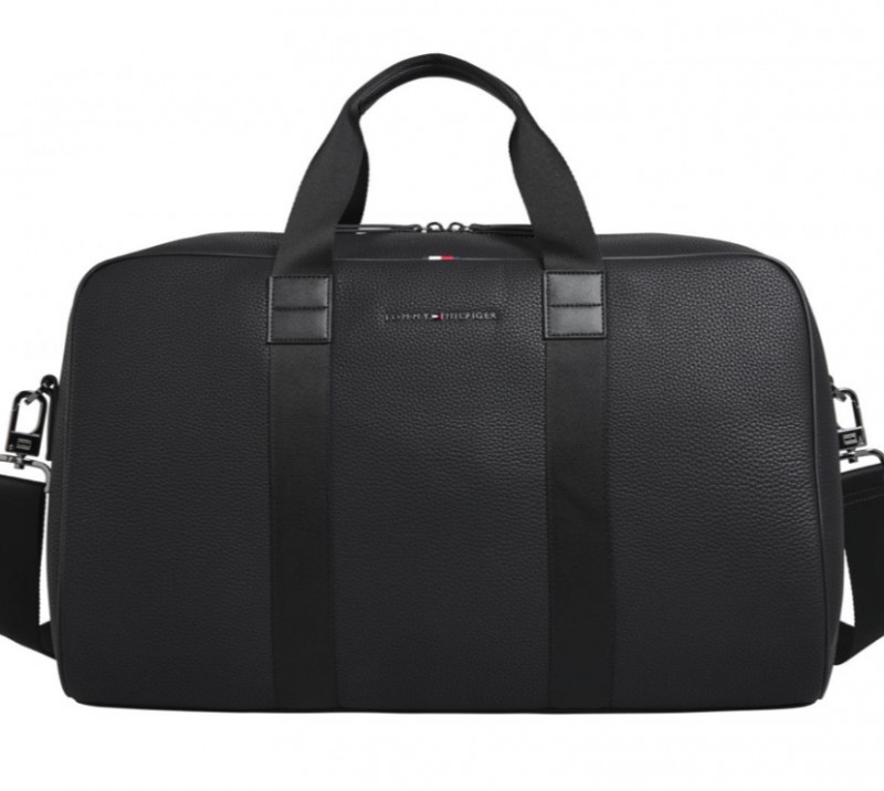 Sac de voyage Tommy Hilfiger plein de vêtements