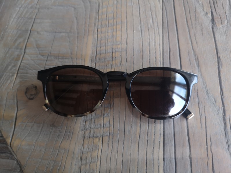 Une paire de lunettes