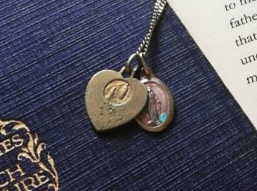 Perdu collier avec deux pendentifs de la vierge