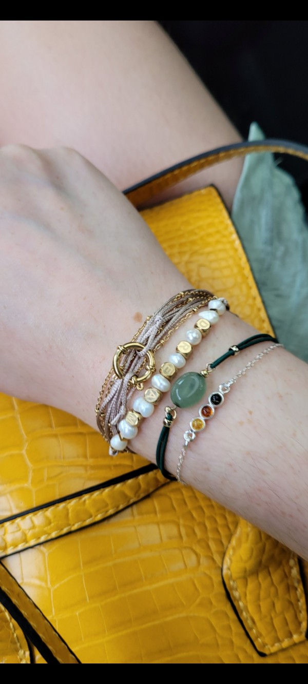 Bracelet en argent dans un pochon beige