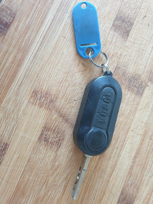 Clef de voiture avec porte clef bleu, trouvé rue de la simbrandiere