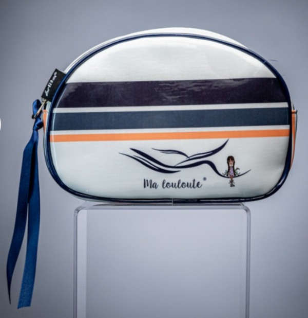 Trousse contenant petit porte-monnaie avec clés