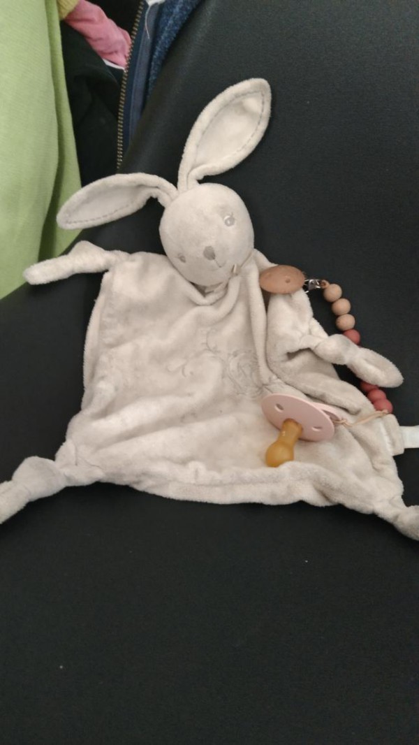 Doudou lapin avec tétine, trouvé à Tours