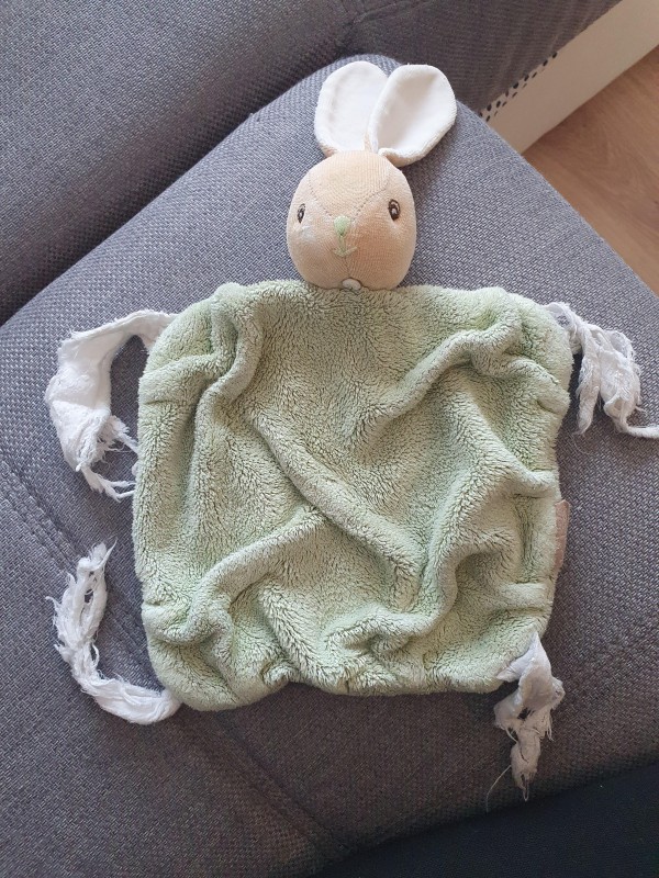Doudou lapin vert
