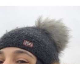 Bonnet en laine gris foncé, pompon en fourrure