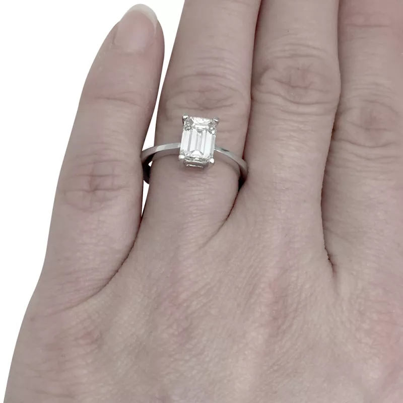 Bague solitaire diamant gravée à l'intérieur "Roman et Augustin"