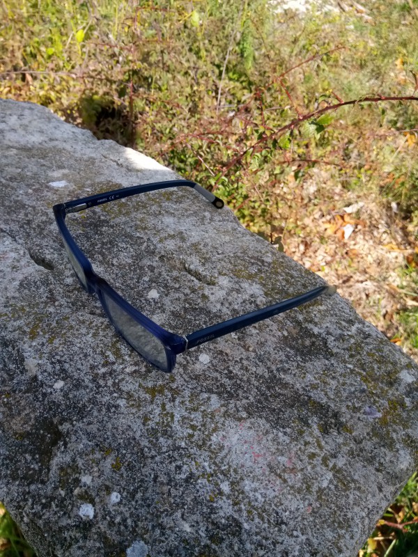 Lunettes de vue ou loupe branches bleu trouves à la fontaine d'angieu dans le Ventoux