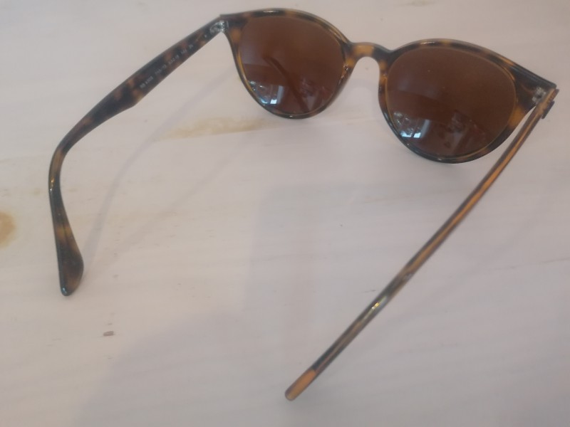 Lunette Rayban verre solaire et adapté à la vue de son propriétaire