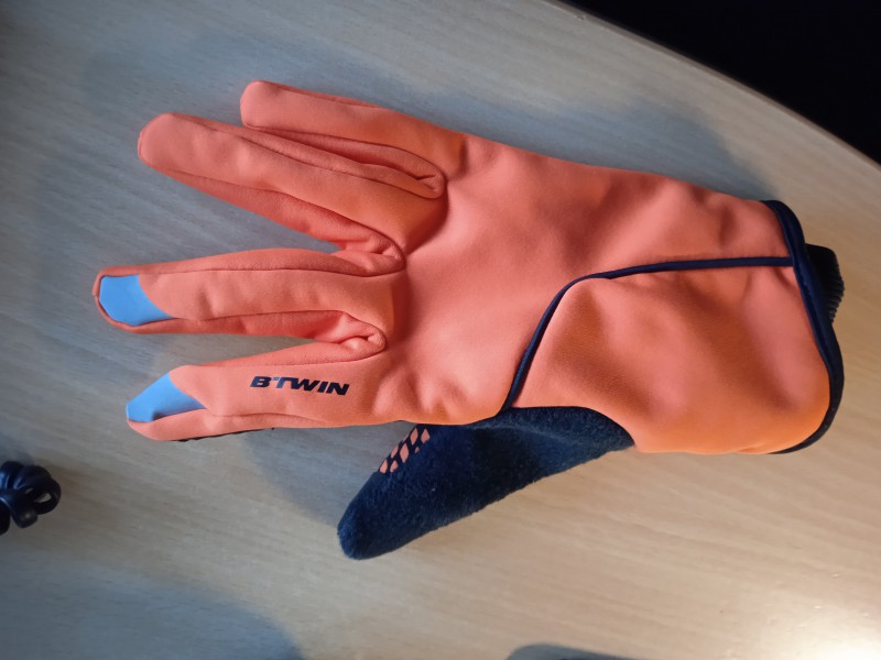 Perdu Gant BTWIN orange main gauche à BESANCON quartier grette
