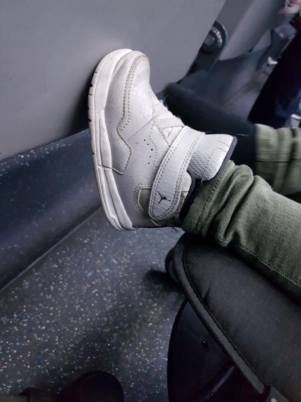 Basket grise jordan taille 22 dans le bus B de la station Creteil l'echat