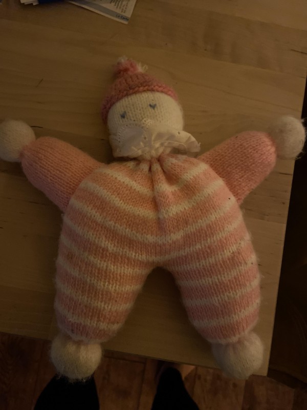 Doudou poupée rose tricoté main trouvé a Nice