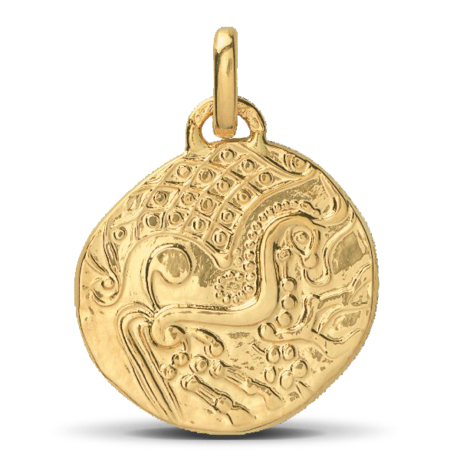 perdue médaille or cheval gaulois avec sa chaine en or entre les vestiaires de la piscine municipale et le collège de Chambéry et ses abords le 21 octobre 2021