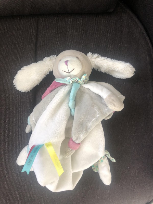 Doudou Lapin marque doudou et cie avec touches de couleurs