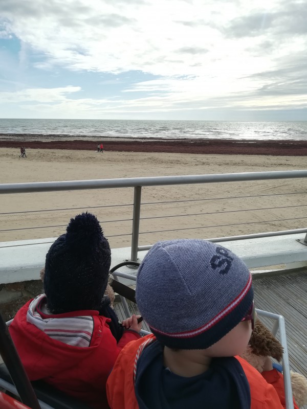 Bonnet enfant petite fille marine a paillettes et ponpon 24/10/2021 plage de saint jean de monts