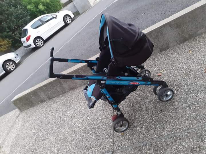 Poussettes noire et bleue