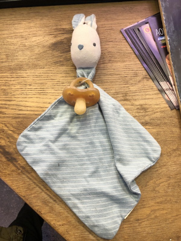 Doudou avec tétine bleu et blanc