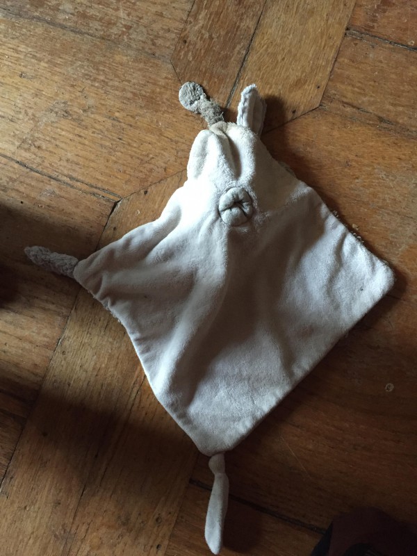 Doudou lapin plat gris et blanc