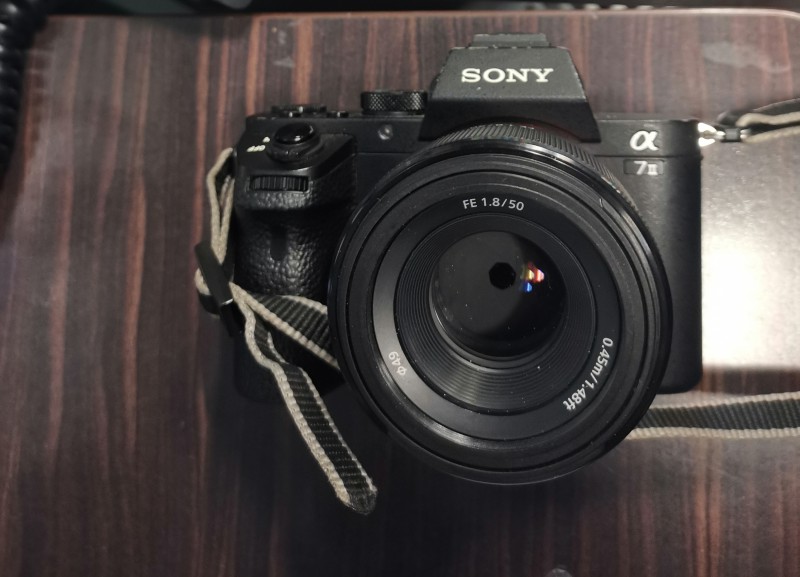Trouvé 3 appareils photo : 1 Sony AS 7 II, 1 Canon EOS 10 et 1 Minolta XG-M