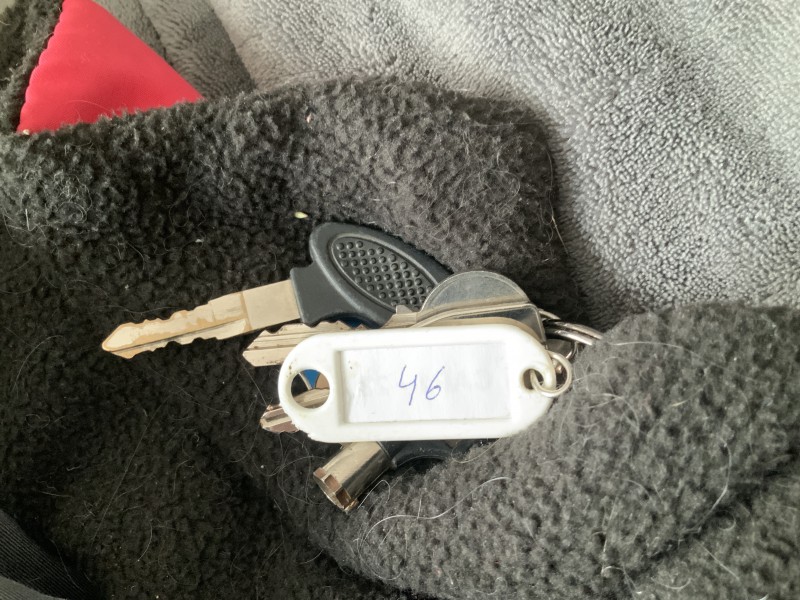 Trousseau (ensemble) de clés avec étiquette portant le numéro 46, un porte clés et …..