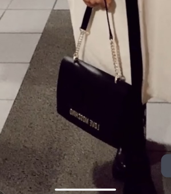 Perdu sac à main moschino en Belgique dans une air de repos au nom de [nom masqué] dans des toilettes