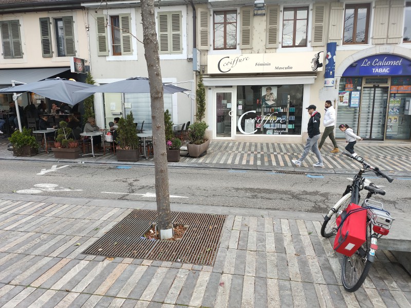perdu un jeu de clé a 14h15 dimanche au banc/arbre face au full moon place de l église au début de la grand rue a divonne les bains avant le passage de la voirie moon