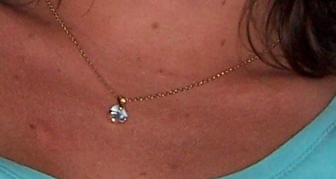 Perdu collier en or avec pendentif en topaze bleue.