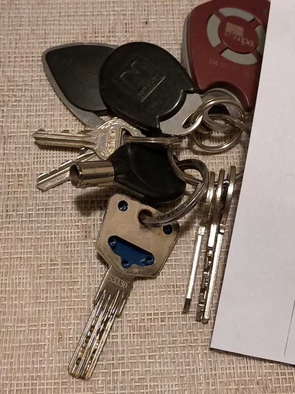 Gros trousseau avec clefs,2 Vigik,1 bip +1porte clefs basket strass,sur le caniveau face Lidl Antibes
