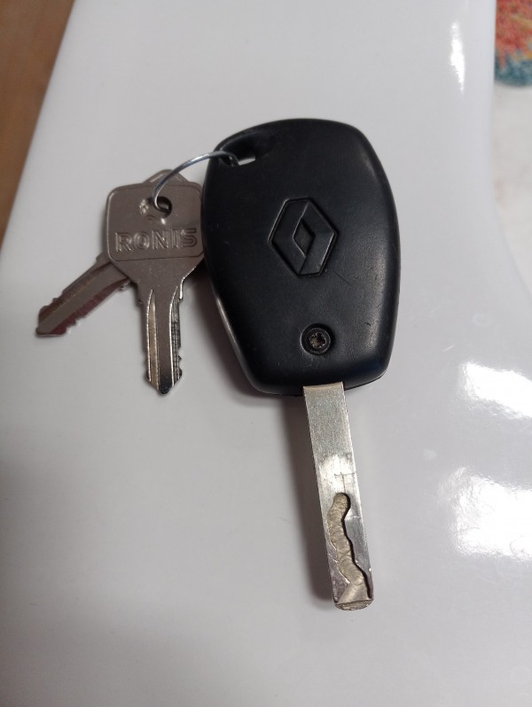 Clé voiture Renault trouvé montée gare routière