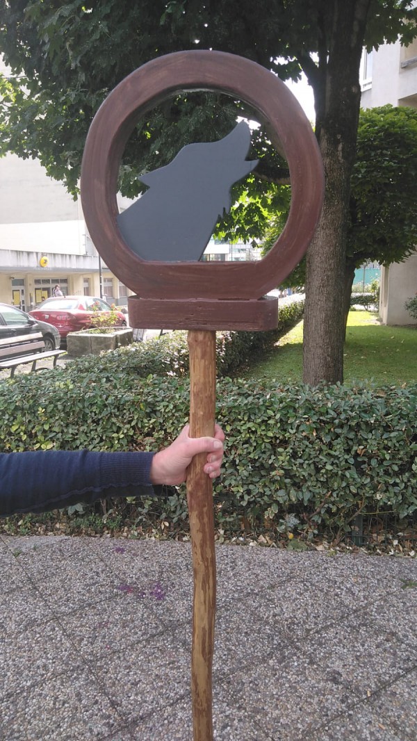 Mat en bois avec tête de loup et feuilles en metal