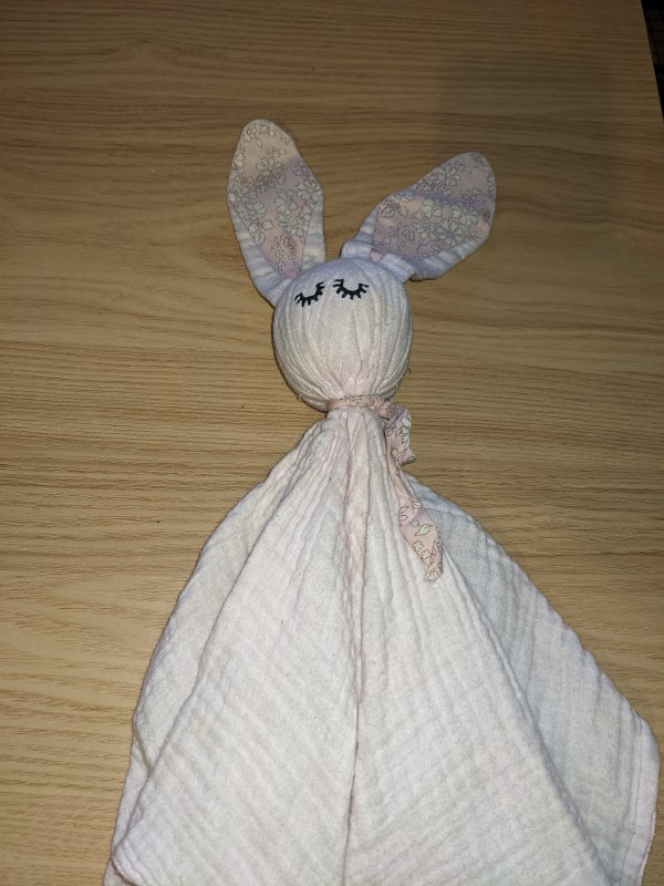 Doudou rose brodé au prénom de Joy