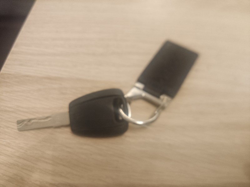 Clé noire avec badge