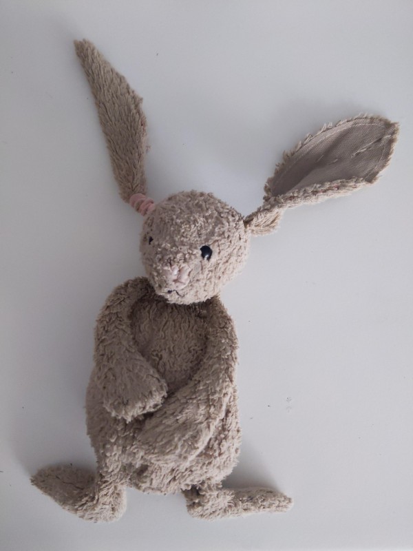 doudou lapin gris trouvé sous un banc au niveau des jeux du parc de la Gaudinière Nantes