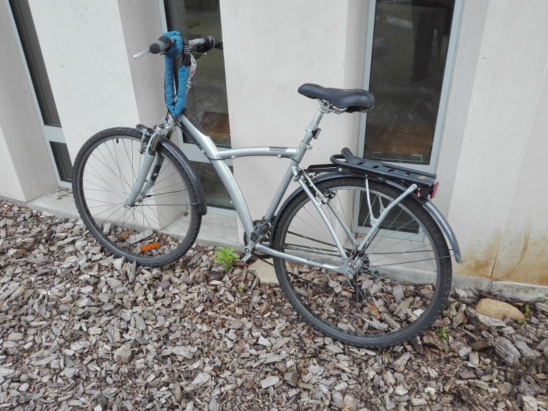 Vélo grande taille gris dans immeuble 8rue François Richer Tours