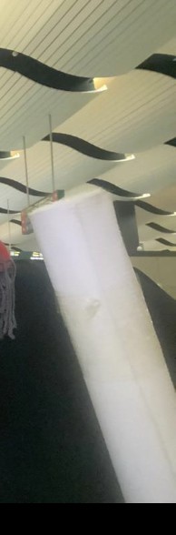 Poster géant blanc enroulé et scotché