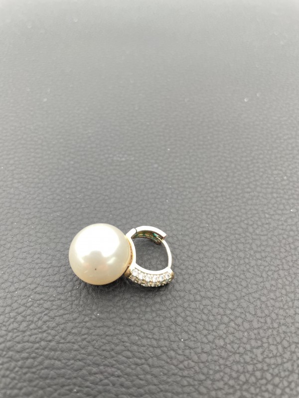 Une boucle d’oreille sur parking chamrousse 1750