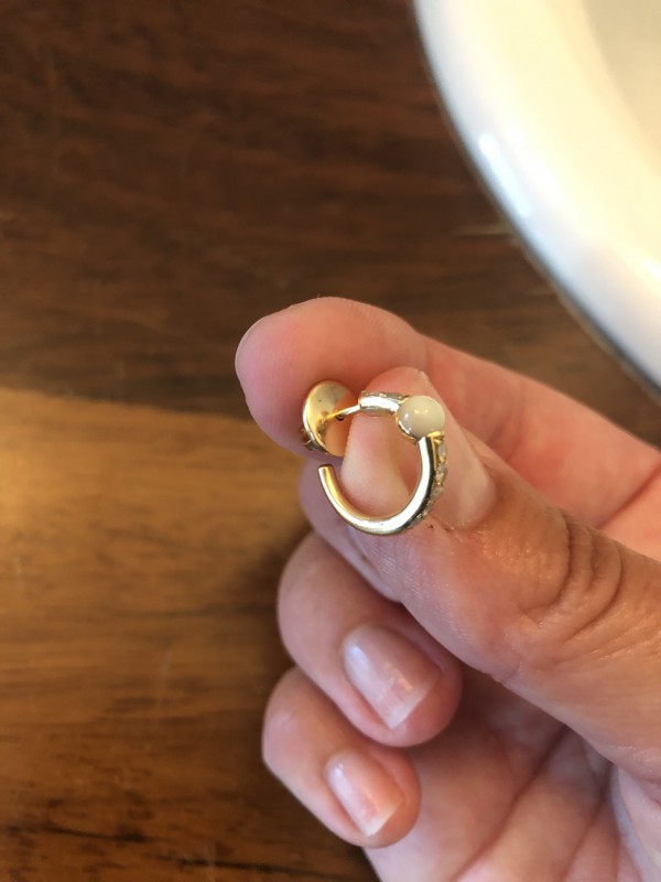 Boucle d’oreille créole or jaune + perle nacre