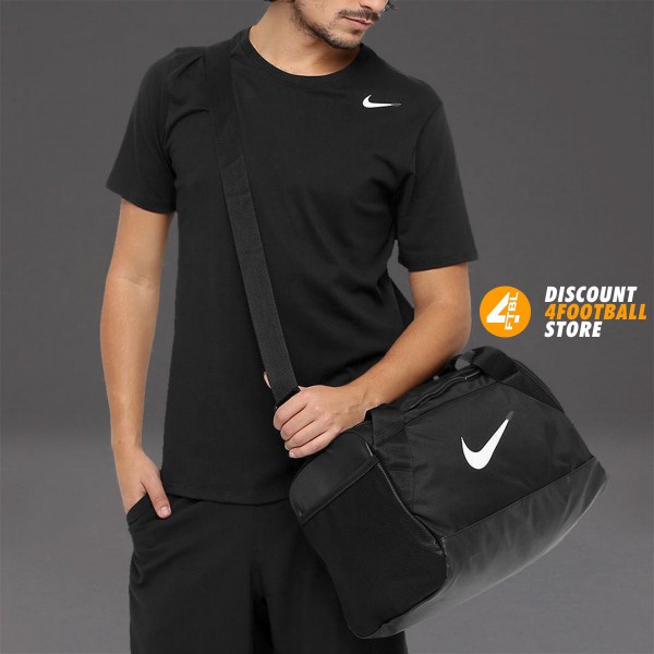 perdu sac de sport nike noir, à l'intérieur du portefeuille 2 passeports, casque, veste Nike, pantalon noir, short violet, petit sac rouge levels