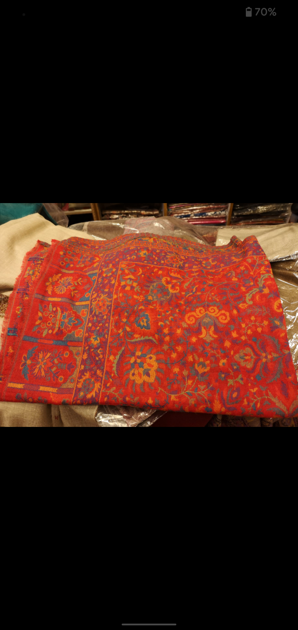 Pashmina rouge et multicolore volée ce weekend