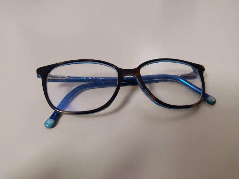 Lunettes brunes et bleus