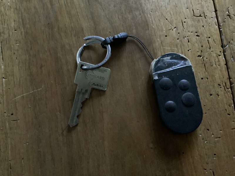 Clés plate avec télécommande ovale noire à Blois début janvier 22