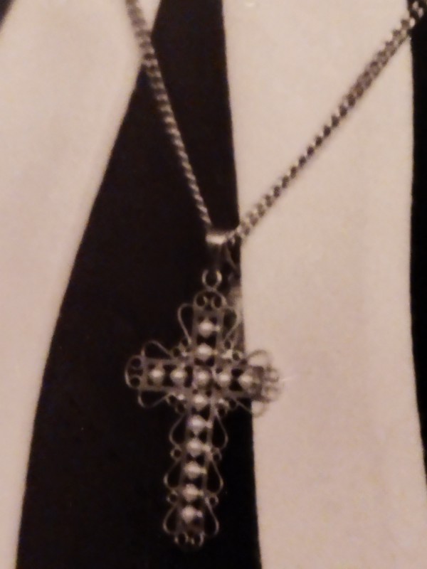 Perdu chaine avec croix en perles a Nimes (gard)