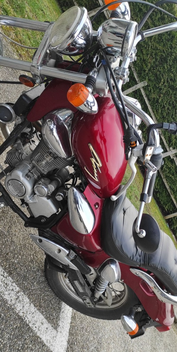 Moto rouge volée rue des iris , montalieu vercieu