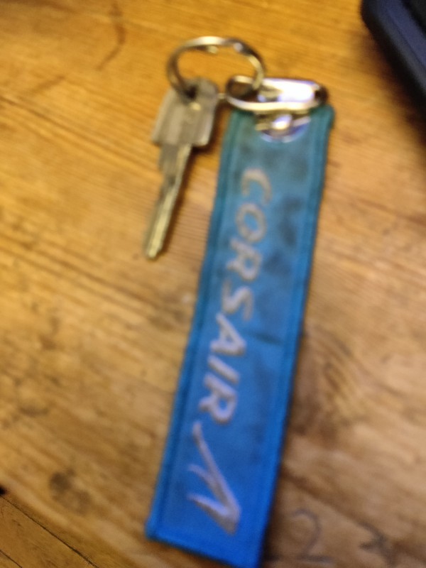 Clé avec Porteclé bleu clair "CORSAIR Remove before flight" Montrouge avenue dela Marne