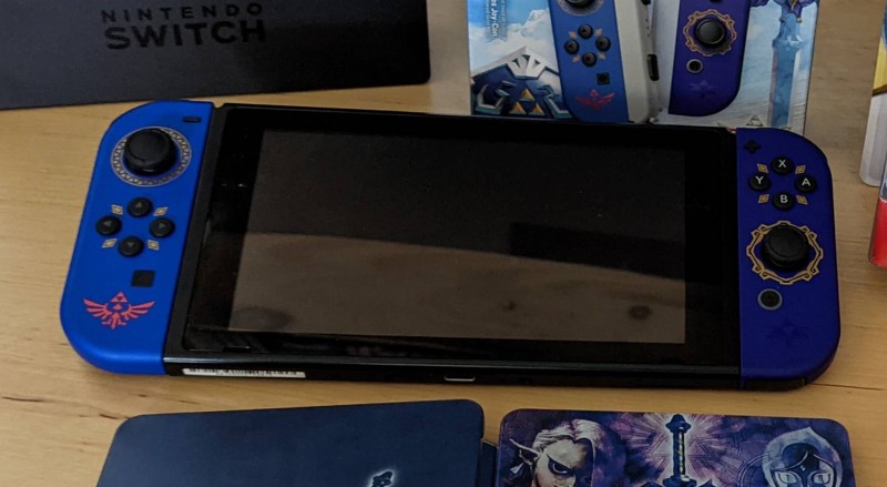 Nintendo Switch + Joy-Con Zelda