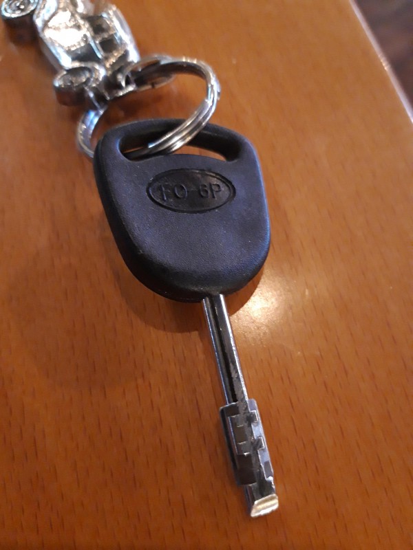 Perdu une clé Ford ancienne sur porte clé ancien