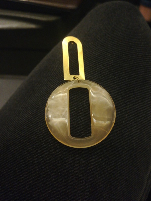 Une boucle d'oreille (que j'aime énormément et qui a une valeur sentimentale)