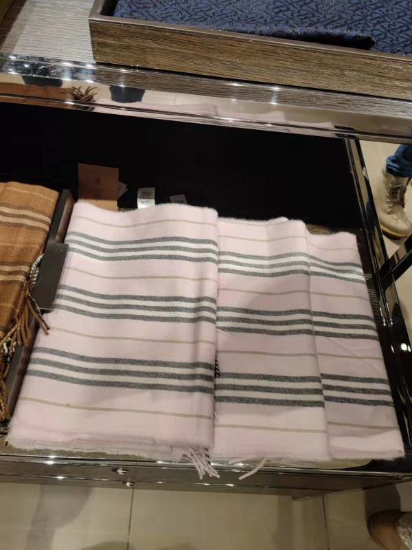 Perdu un écharpe rose Burberry à creteil-université dans la ligne 8